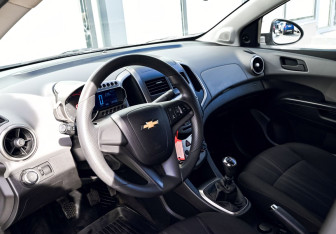 Подержанный автомобиль Chevrolet Aveo Sedan 2015 года (14 фото)