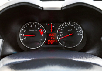 Подержанный автомобиль Nissan Note 2011 года (11 фото)