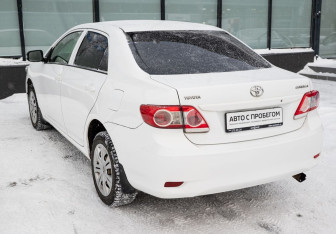 Подержанный автомобиль Toyota Corolla Sedan 2010 года (3 фото)