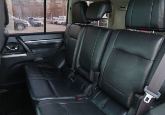 Подержанный автомобиль Mitsubishi Pajero 2013 года (18 фото)