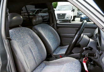 Подержанный автомобиль Nissan March Hatchback 1998 года (13 фото)