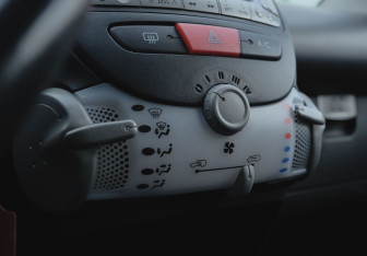 Подержанный автомобиль Peugeot 107 2012 года (11 фото)