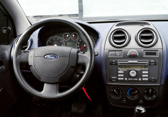 Подержанный автомобиль Ford Fiesta Hatchback 2007 года (17 фото)