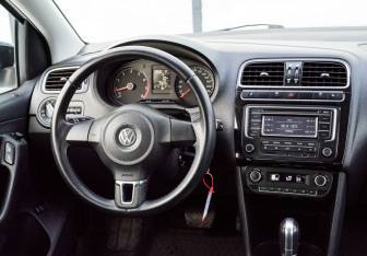 Подержанный автомобиль Volkswagen Polo Sedan 2014 года (11 фото)