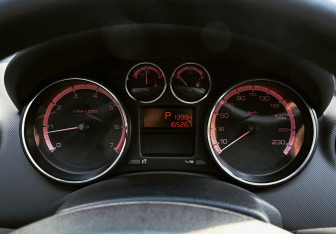 Подержанный автомобиль Peugeot 308 Hatchback 2010 года (16 фото)