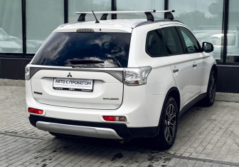Подержанный автомобиль Mitsubishi Outlander 2014 года (5 фото)