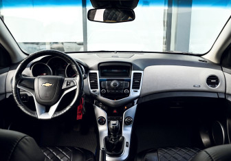 Подержанный автомобиль Chevrolet Cruze Hatchback 2012 года (17 фото)