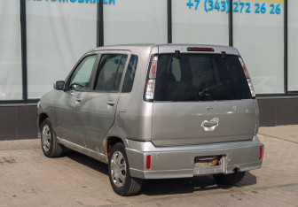 Подержанный автомобиль Nissan Cube 2001 года (3 фото)