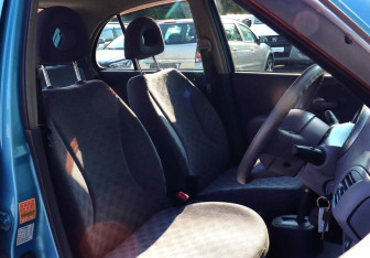 Подержанный автомобиль Nissan March Hatchback 2002 года (13 фото)