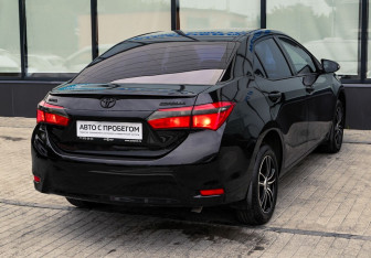 Подержанный автомобиль Toyota Corolla Sedan 2015 года (5 фото)