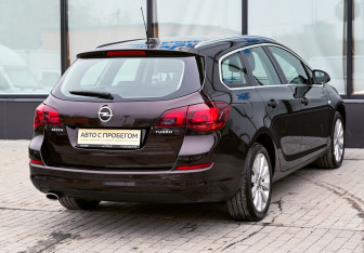 Подержанный автомобиль Opel Astra Wagon 2012 года (5 фото)