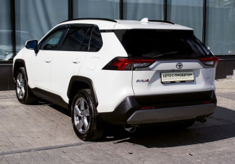 Подержанный автомобиль Toyota RAV4 2020 года (3 фото)