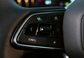 Подержанный автомобиль Geely Atlas 2024 года (13 фото)