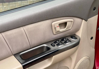 Подержанный автомобиль Kia X-Trek 2004 года (12 фото)