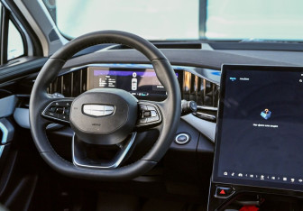 Подержанный автомобиль Geely Atlas 2024 года (11 фото)