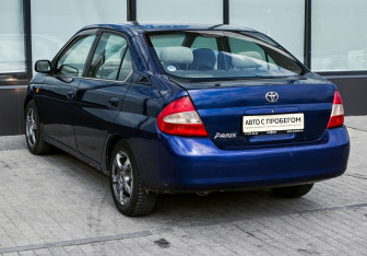 Подержанный автомобиль Toyota Prius Sedan 2001 года (3 фото)