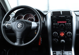 Подержанный автомобиль Suzuki Grand Vitara 2008 года (10 фото)