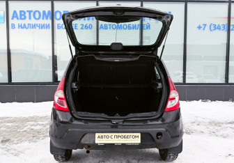 Подержанный автомобиль Renault Sandero 2013 года (17 фото)