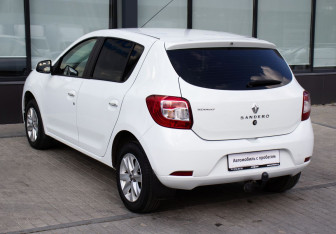 Подержанный автомобиль Renault Sandero 2018 года (3 фото)