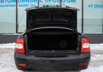 Подержанный автомобиль LADA (ВАЗ) Priora Sedan 2010 года (17 фото)
