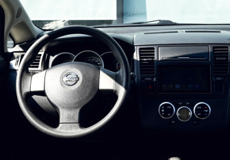 Подержанный автомобиль Nissan Tiida Hatchback 2012 года (18 фото)