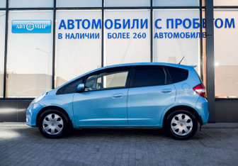 Подержанный автомобиль Honda Fit 2013 года (2 фото)