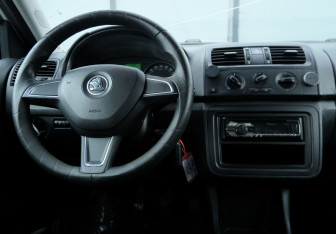 Подержанный автомобиль Skoda Fabia Hatchback 2013 года (10 фото)