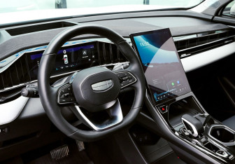 Подержанный автомобиль Geely Atlas 2024 года (15 фото)