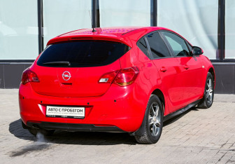 Подержанный автомобиль Opel Astra Hatchback 2012 года (5 фото)