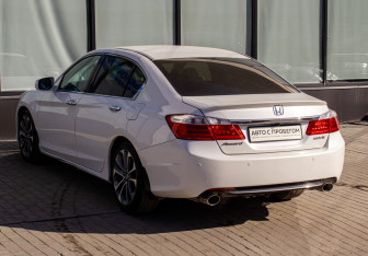 Подержанный автомобиль Honda Accord Sedan 2013 года (3 фото)
