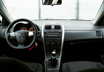 Подержанный автомобиль Toyota Corolla Sedan 2010 года (16 фото)