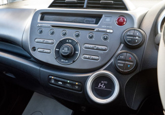 Подержанный автомобиль Honda Fit 2008 года (11 фото)