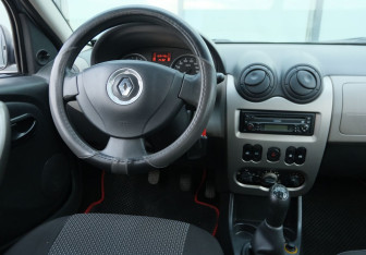 Подержанный автомобиль Renault Sandero 2010 года (10 фото)