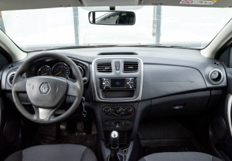 Подержанный автомобиль Renault Logan Sedan 2014 года (10 фото)