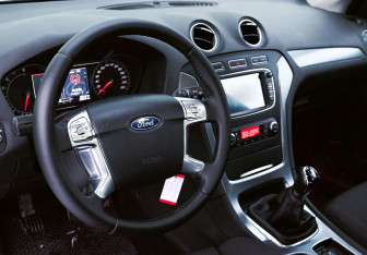 Подержанный автомобиль Ford Mondeo Liftback 2010 года (9 фото)