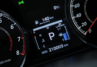 Подержанный автомобиль Peugeot 4007 2012 года (17 фото)