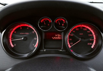 Подержанный автомобиль Peugeot 308 Hatchback 2009 года (16 фото)