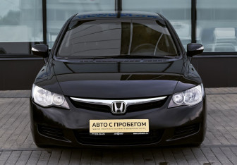 Подержанный автомобиль Honda Civic Sedan 2007 года (8 фото)