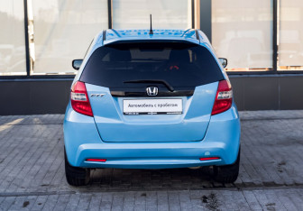 Подержанный автомобиль Honda Fit 2013 года (4 фото)