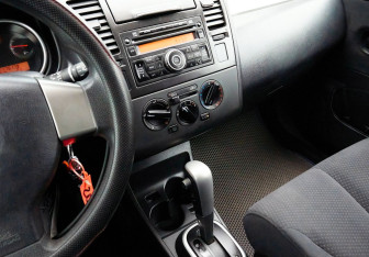 Подержанный автомобиль Nissan Tiida Hatchback 2011 года (9 фото)