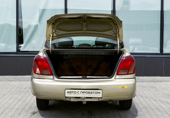 Подержанный автомобиль Toyota Platz 2000 года (18 фото)