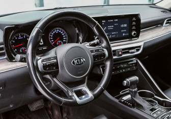Подержанный автомобиль Kia K5 2021 года (10 фото)