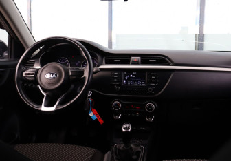 Подержанный автомобиль Kia Rio Hatchback 2017 года (17 фото)