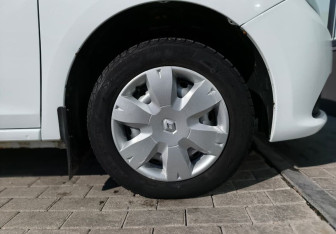 Подержанный автомобиль Renault Logan Sedan 2016 года (18 фото)