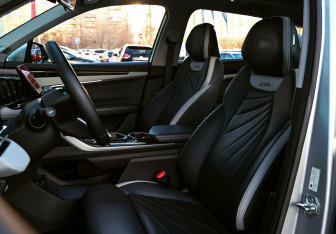 Подержанный автомобиль Geely Atlas 2024 года (9 фото)