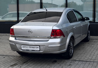 Подержанный автомобиль Opel Astra Sedan 2008 года (5 фото)