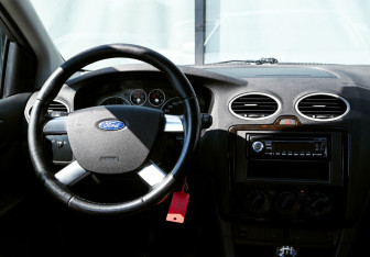 Подержанный автомобиль Ford Focus Sedan 2008 года (17 фото)