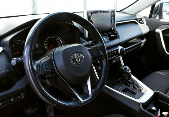 Подержанный автомобиль Toyota RAV4 2020 года (10 фото)