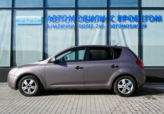 Подержанный автомобиль Kia Ceed Hatchback 2007 года (2 фото)