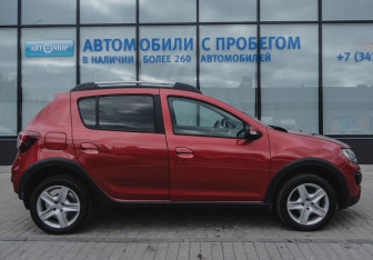 Подержанный автомобиль Renault Sandero 2017 года (6 фото)